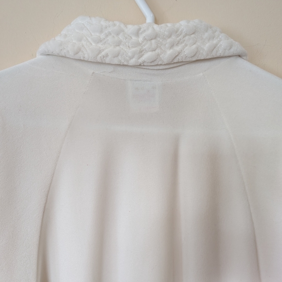 Kelly, Vintage, House white velvet coat, textured cuffs and collar, size Large. - Picture 5 of 16